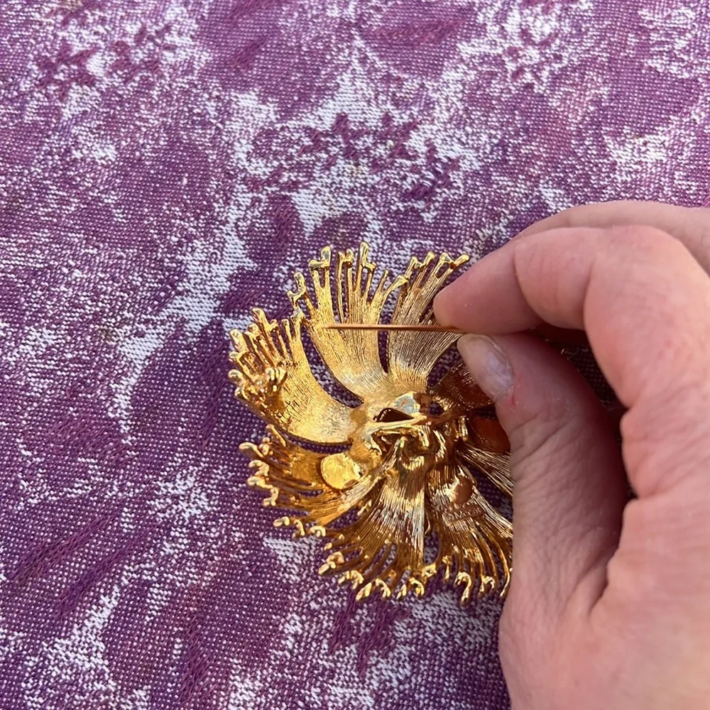 Vintage MONET Brooch Gold Tone - Picture 5 of 5